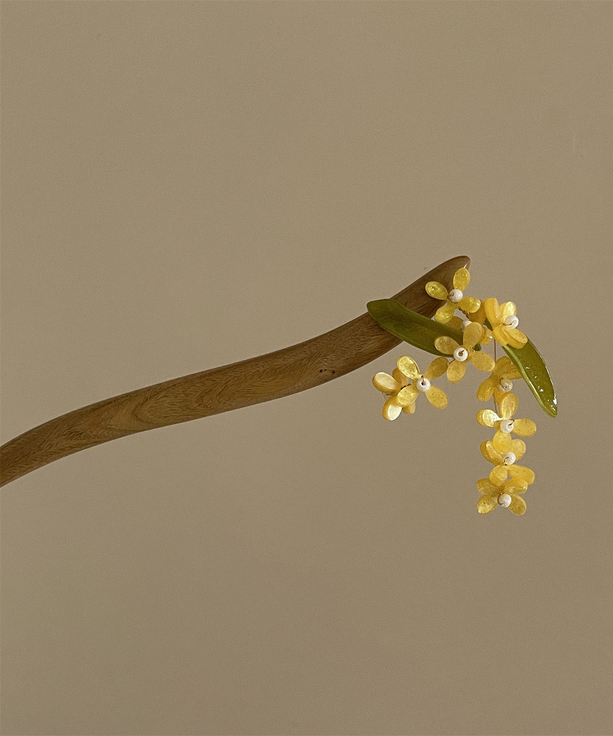Retro Yellow Green Sandalwood Hairpin