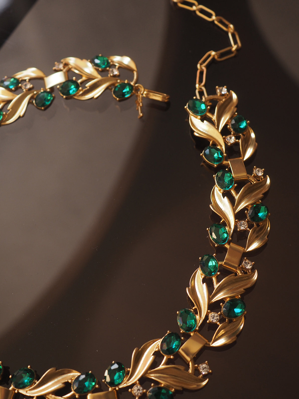 Era Leaf Necklace