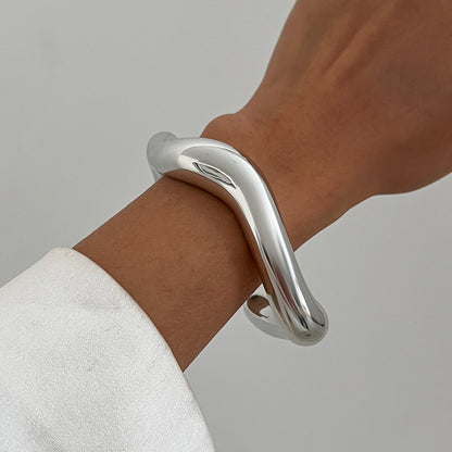 Avarie Liquid Glow Cuff