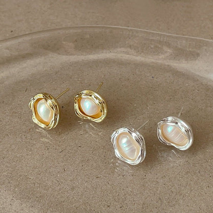 Dorothy Pearl Stud Earrings in Gold