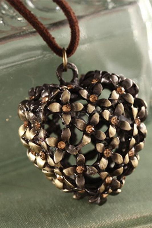 Retro Hollow Out Heart Pendant Necklace